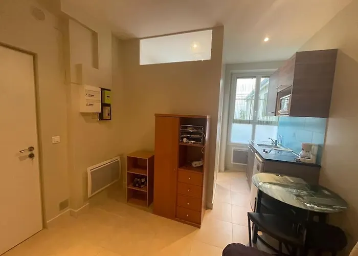Studio 75012